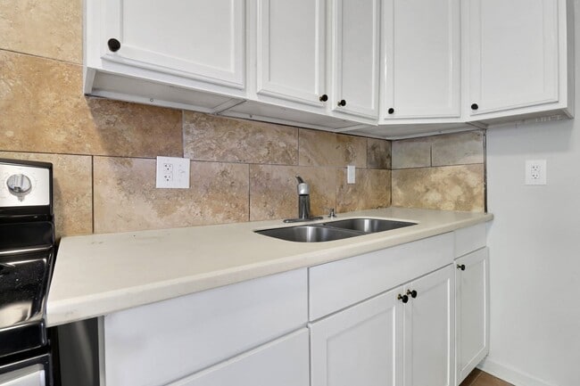 Building Photo - 4 BR, 2 BATH townhouse in downtown Charleston, SC.