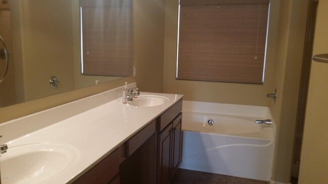 Building Photo - 6622 S 25th Ave