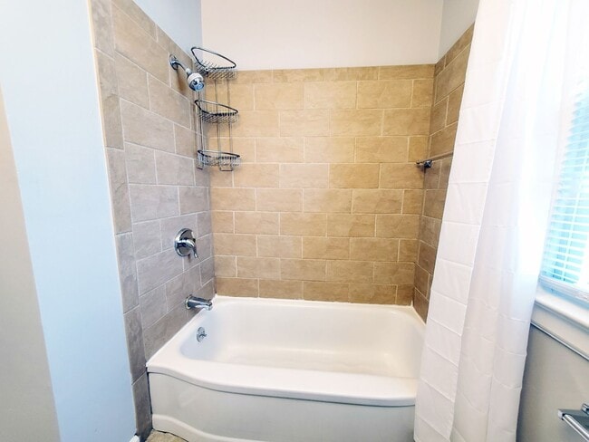 Building Photo - 3 Bed - 2 Full Bath Cape Cod for Rent!