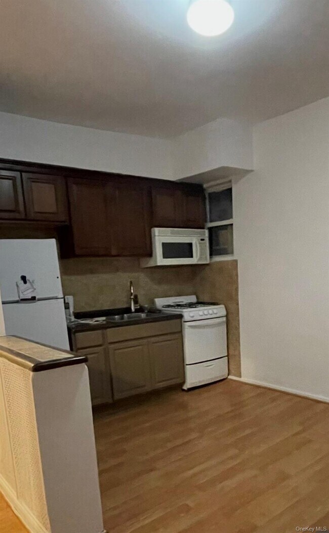 Building Photo - 90 Main St