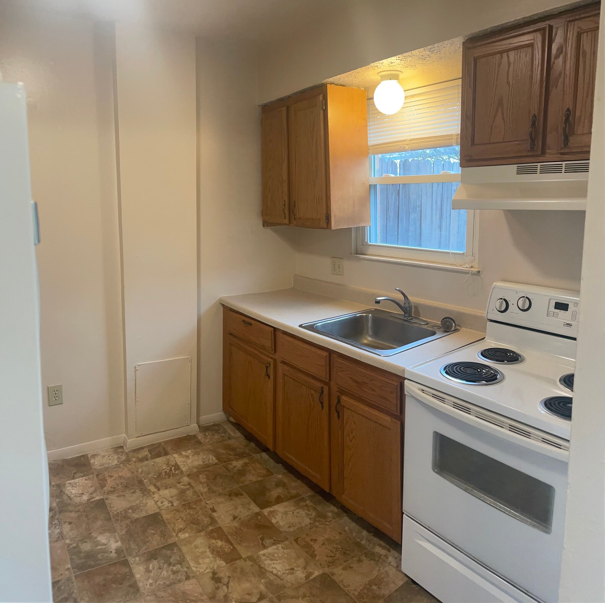 Building Photo - 102 E Main St