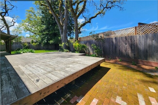 Building Photo - Lovely Bennett Valley Home in a Cul-De-Sac