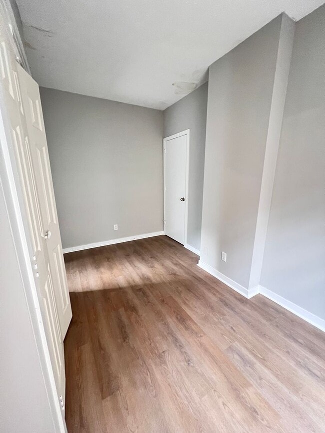 Building Photo - *COMING SOON* Charming 2 bedroom, 2.5 bath...