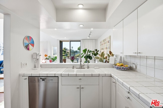 Building Photo - 469 Sherman Ave