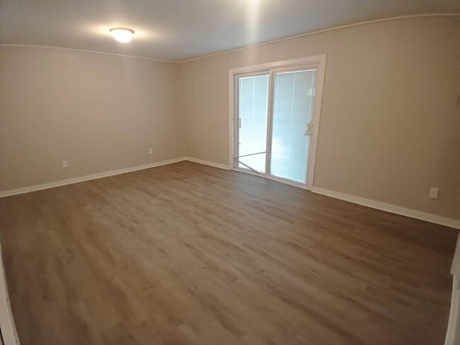 Building Photo - 3 Bedroom Colonial