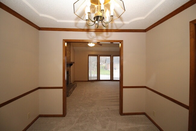 Building Photo - Huge 3 Bed 2.5 Bath home Overland Park