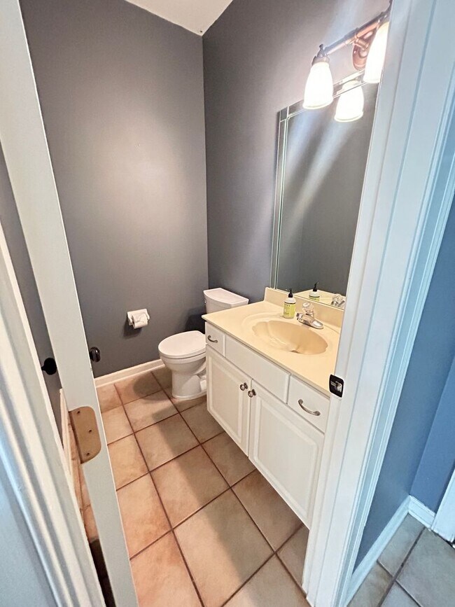 Building Photo - Beautiful Collierville home tucked away in...
