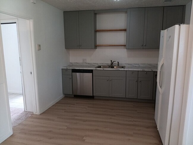 Building Photo - Cozy 4-bedroom, 2-bathroom home! Showings ...