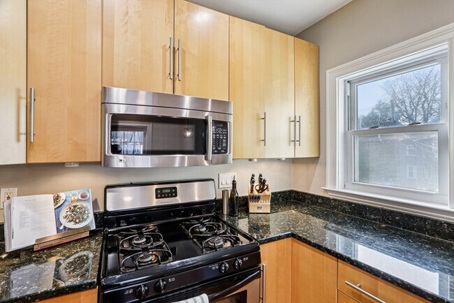 Building Photo - 39 Forest St