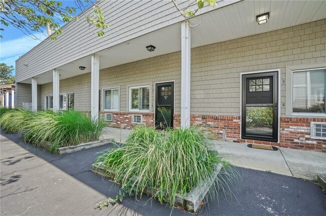 Building Photo - 26 W Narragansett Ave