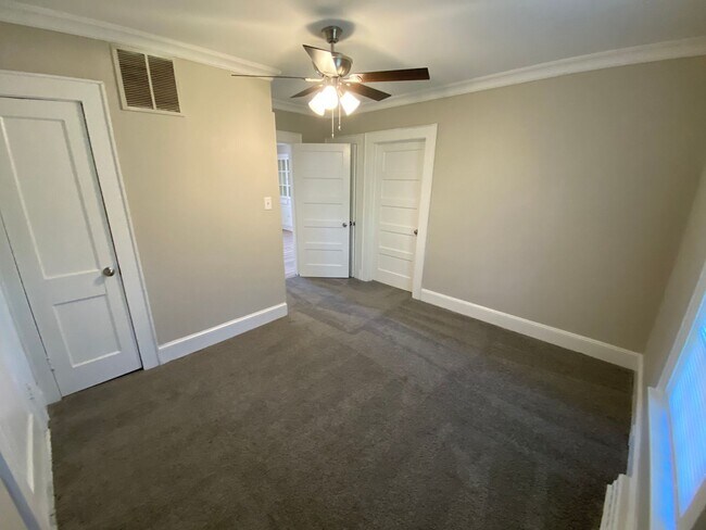Building Photo - Very nice 4 bedroom 1 bathroom house JUST REMODLED (Spring 2022)