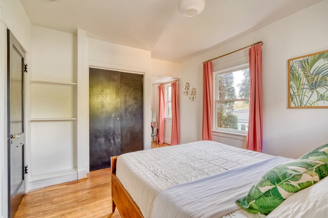 Building Photo - 2215 SE Powell Blvd