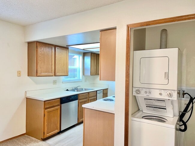 Building Photo - Beautiful West Side 2 Bedroom Condo w/ Views!!