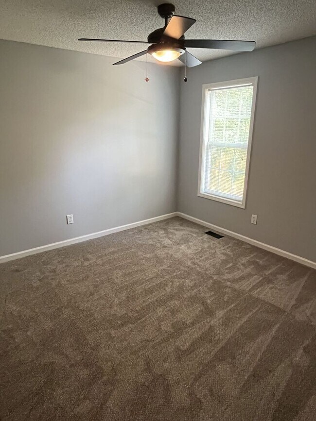 Building Photo - Great 3 Bed, 2 Bath Ranch home in Concord'...