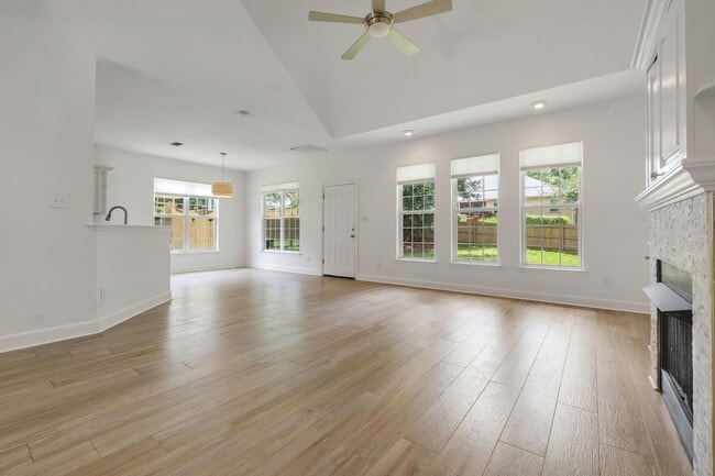 Building Photo - 848 Eagle View Dr