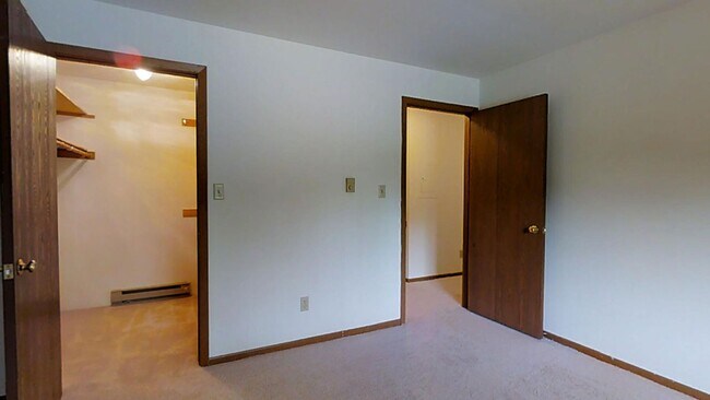 Building Photo - RENT SPECIAL - Lower 2 Bedroom 2 Bathroom Apartment Available
