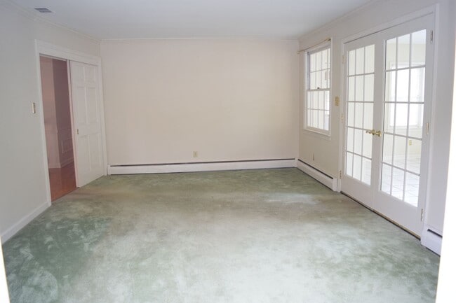 Building Photo - 4 Bed, 3 Bath Well-Located Brick Home in Lake Hickory Country Club For Rent!