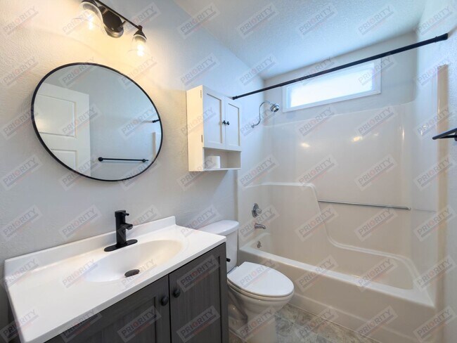 Building Photo - Main level living!