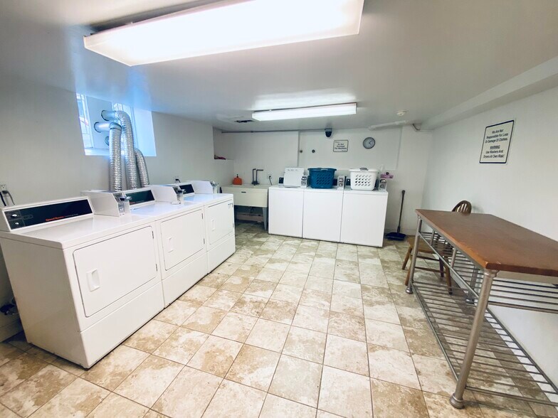 Building Photo - 3933 N Clarendon Ave