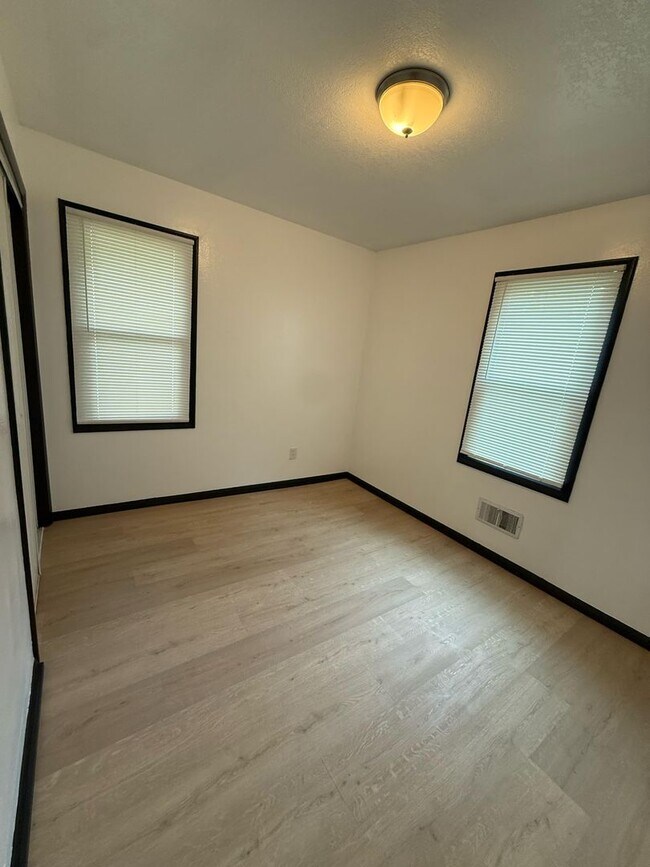 Building Photo - 5 Bedroom