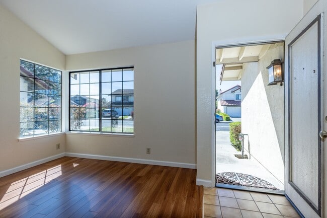 Building Photo - 4 bed/3 bath Single Family Home w/ large backyard!