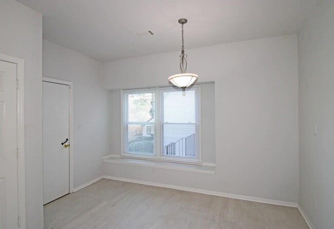 Building Photo - 303 Leeward Walk Ln