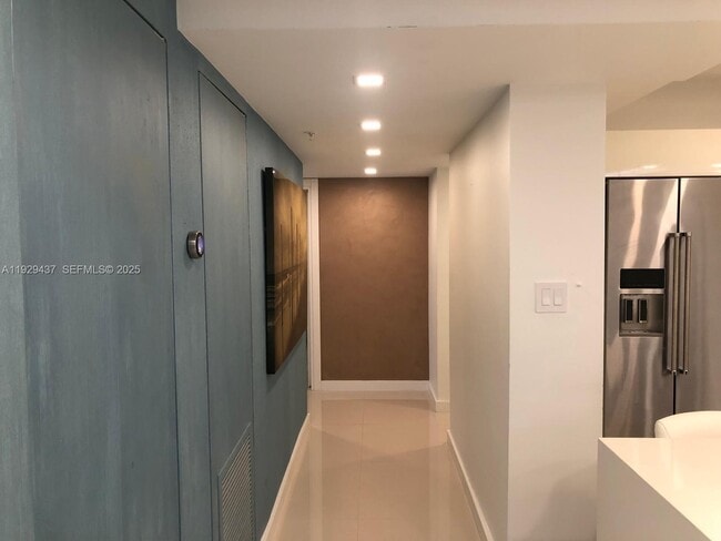 Building Photo - 8877 Collins Ave