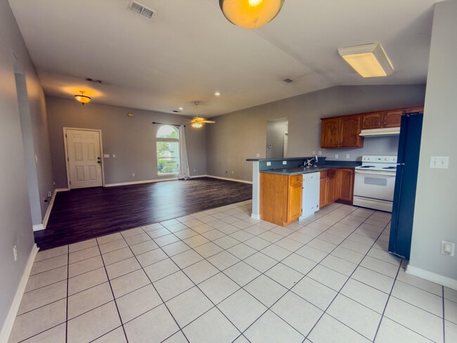 Building Photo - 2548 Houston Cir