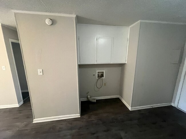 Building Photo - Move-in Ready!