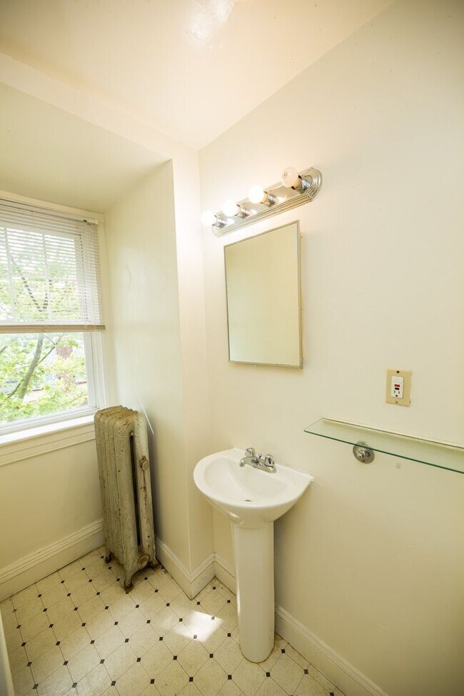 Building Photo - 2026/2027 JHU Off-Campus 5bd/3ba Charles Village w/ W/D & parking!.. Available 6/9/26