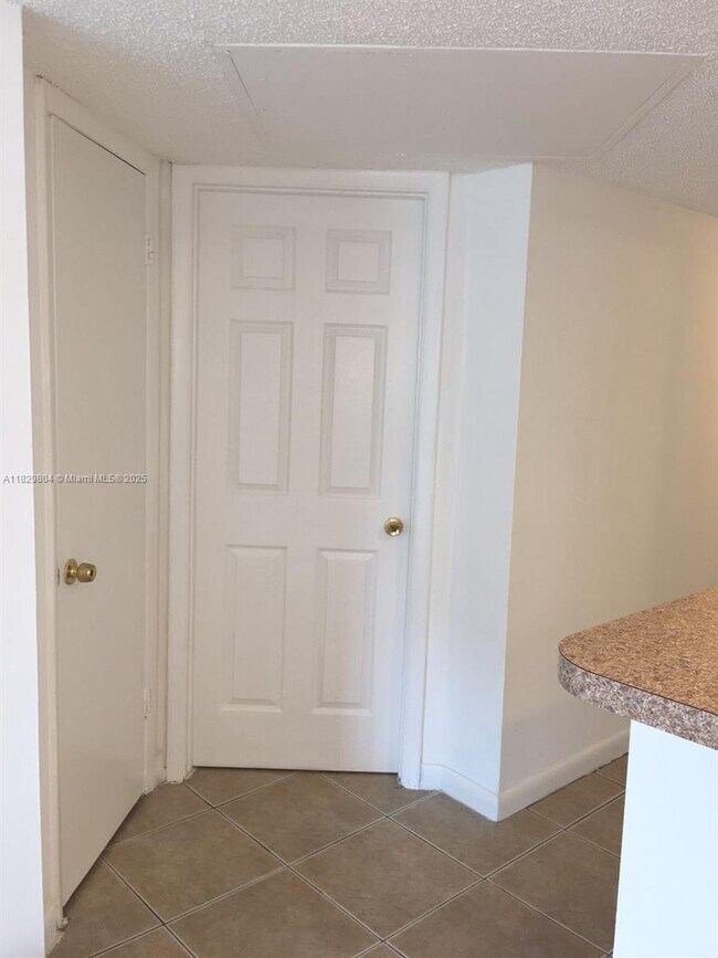 Building Photo - 8060 N Colony Cir