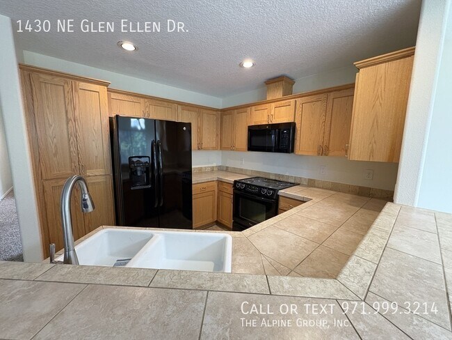 Building Photo - 1430 NE Glen Ellen Dr