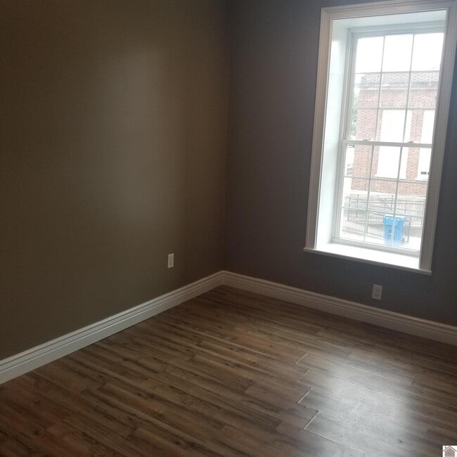 Building Photo - 301 Maple St