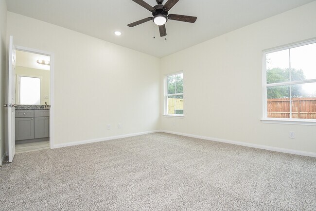 Building Photo - 2807 Topiary Ln