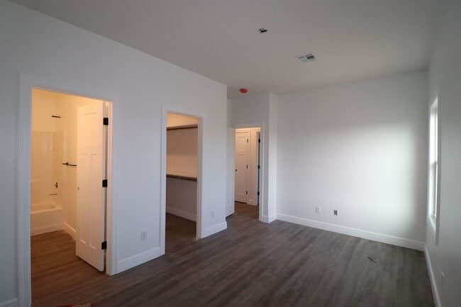 Building Photo - New duplex!
