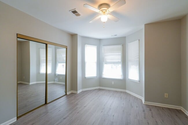 Building Photo - Newly renovated 6 bedroom 2.5 bath in Carroll Park Area
