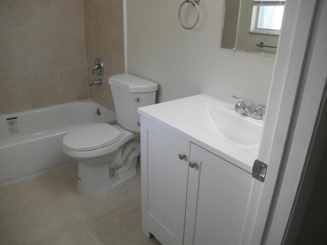Building Photo - 721 Cypress Way E