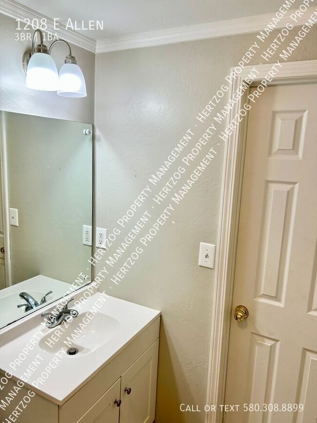 Building Photo - 1208 E Allen-