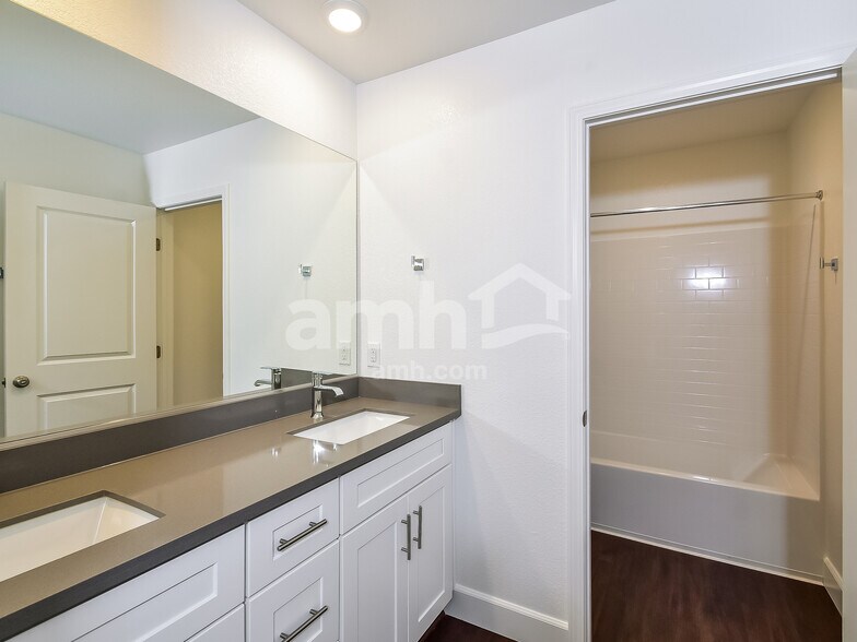 Building Photo - 582 Topiary Pk Ave