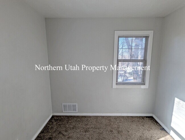Building Photo - Upper Unit - 2 Bed 1 Bath