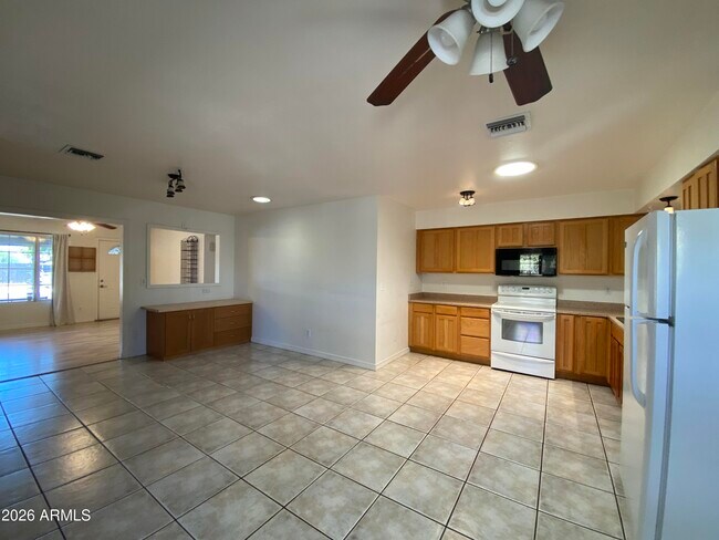 Building Photo - 6728 W Vogel Ave