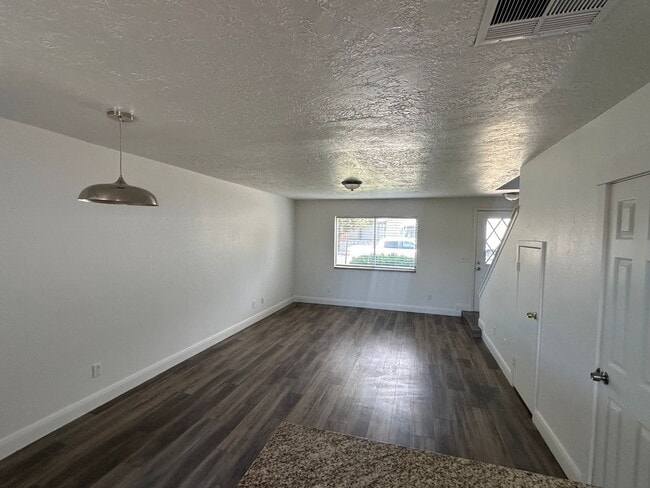Building Photo - Apartment in Colorview