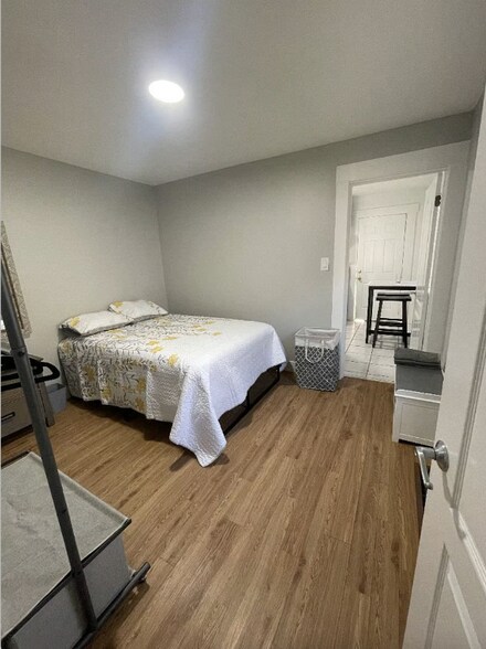 Building Photo - 1308 N Gladstone Ave