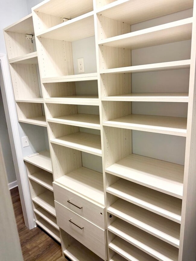 Building Photo - Upscale Townhome in Market Common! MOVE-IN READY!