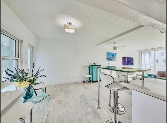 Building Photo - 1021 Hillsboro Mile
