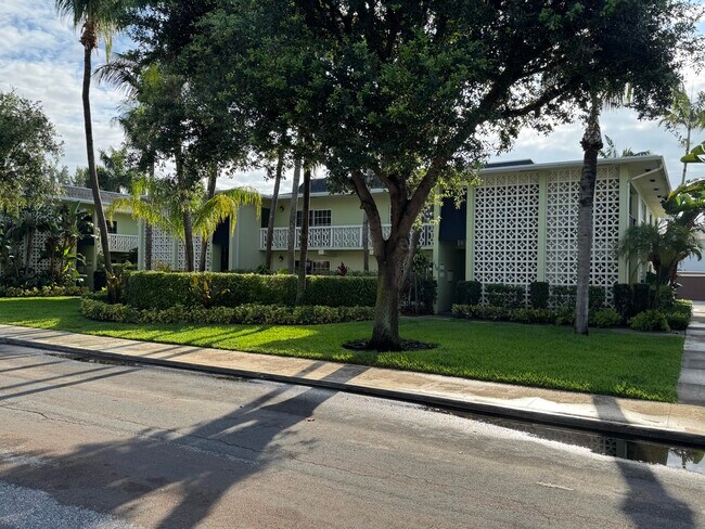Building Photo - 110 N Lakeside Dr