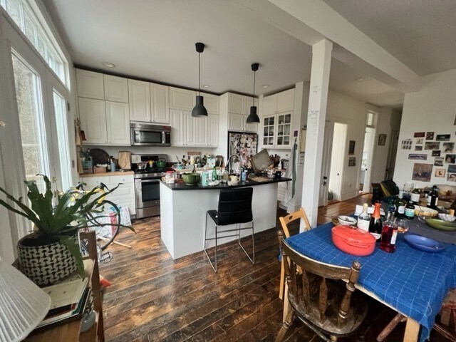 Building Photo - 184 School St