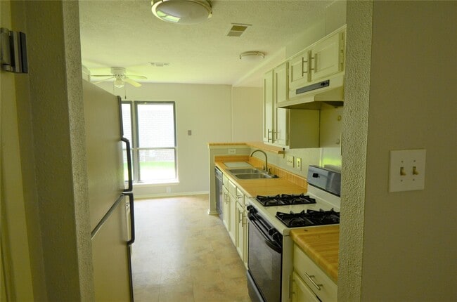 Building Photo - 24006 Merry Oaks Dr