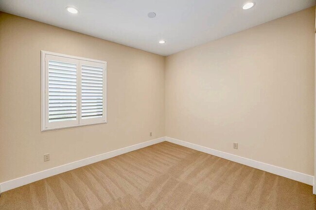 Building Photo - Rare 4-Bedroom Find in Redondo Beach
