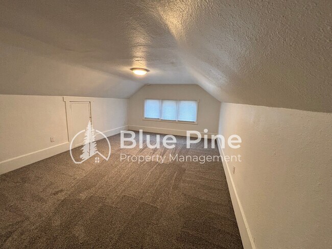 Building Photo - 915 N Hayes Ave